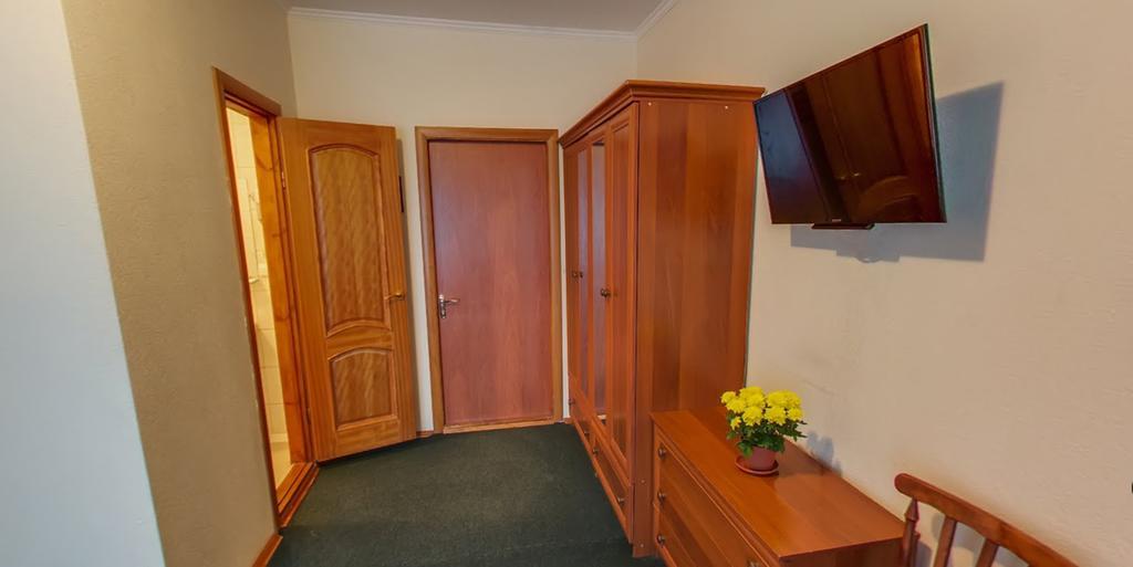 2 Hotel